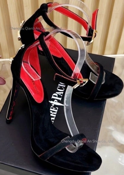 Egypántos szandál, vékony stiletto sarok, hal formájú orr, juhbőr felsőrész, sarokmagasság 8 cm felett