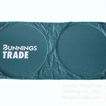 Autó első ablakára illő napvédő logónyomással, kamufláž minta, univerzális, kártya beépített rögzítés, anyag: ezüst szalag