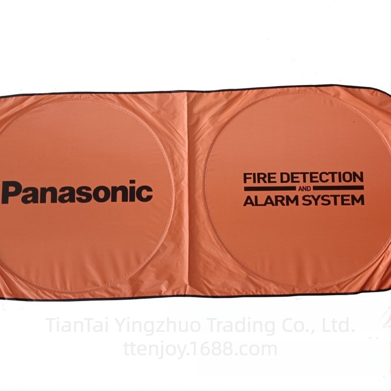 Autó első ablakára illő napvédő logónyomással, kamufláž minta, univerzális, kártya beépített rögzítés, anyag: ezüst szalag