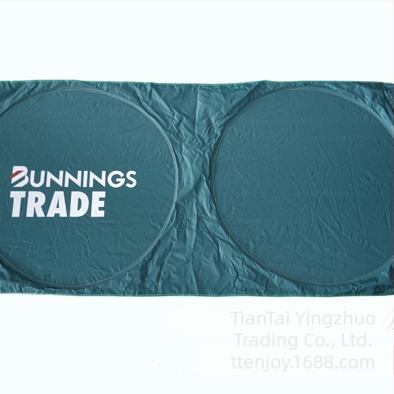 Autó első ablakára illő napvédő logónyomással, kamufláž minta, univerzális, kártya beépített rögzítés, anyag: ezüst szalag