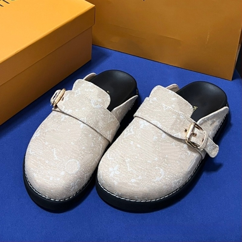 Louis betűs papucs nőknek, slip-on stílus, műbőr felsőrész, gumírozott talp, belső műbőr bélés, betűs mintázat