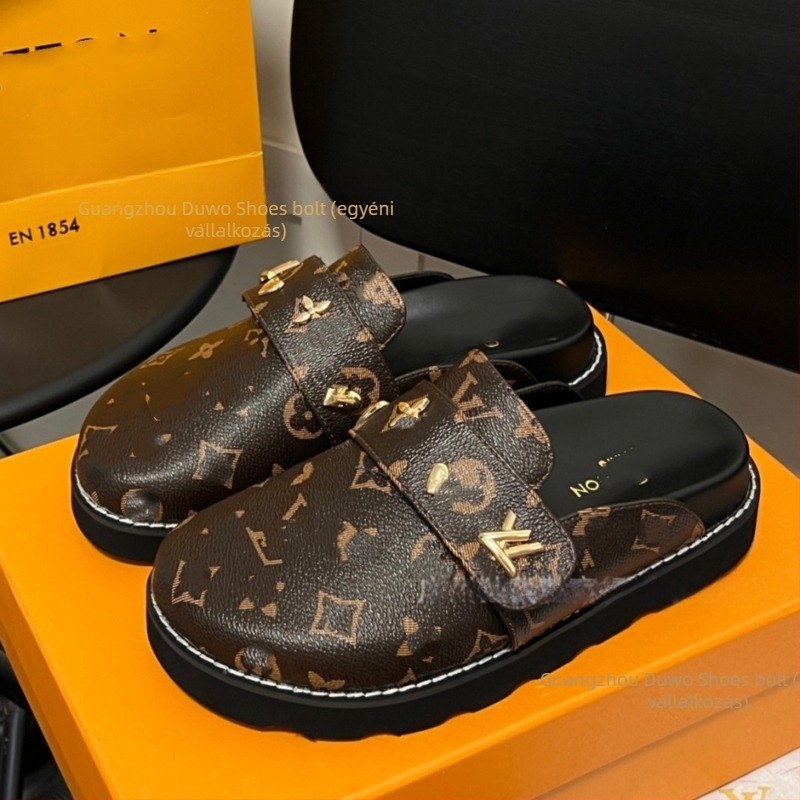 Louis betűs papucs nőknek, slip-on stílus, műbőr felsőrész, gumírozott talp, belső műbőr bélés, betűs mintázat