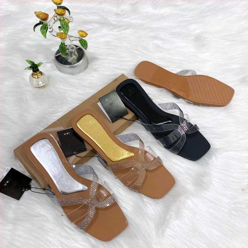 Egyrészes pántos slip-on szandál, felső rész műbőr, talp gumi; lélegző, gyorsan száradó, könnyű, csúszásmentes, strand- és otthoni viselet