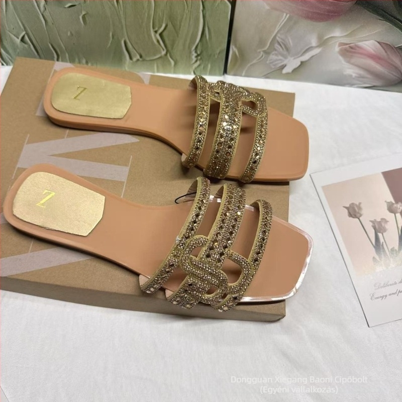 Egyrészes pántos slip-on szandál, felső rész műbőr, talp gumi; lélegző, gyorsan száradó, könnyű, csúszásmentes, strand- és otthoni viselet