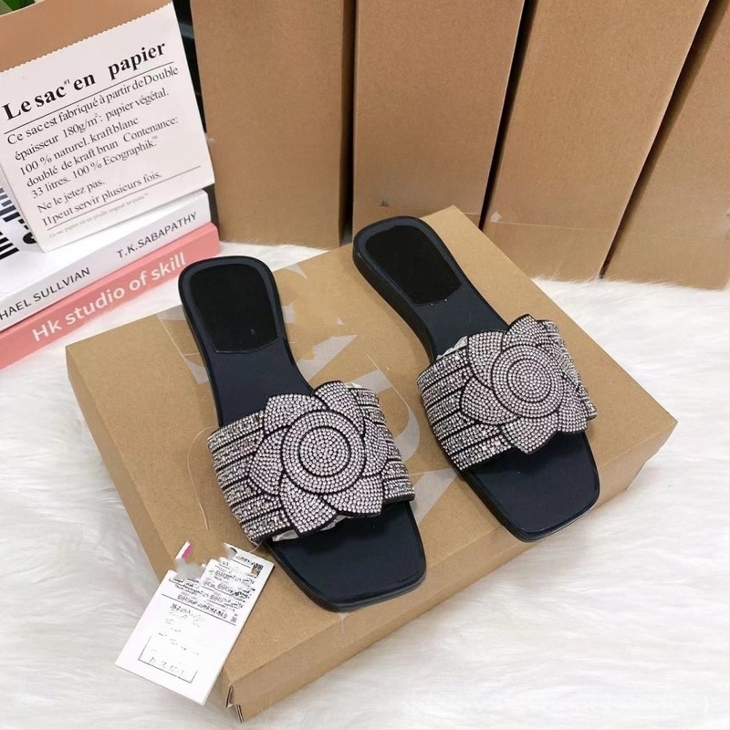 Egyrészes pántos slip-on szandál, felső rész műbőr, talp gumi; lélegző, gyorsan száradó, könnyű, csúszásmentes, strand- és otthoni viselet