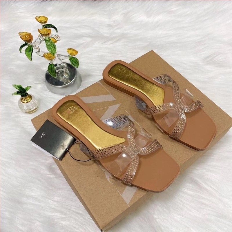 Egyrészes pántos slip-on szandál, felső rész műbőr, talp gumi; lélegző, gyorsan száradó, könnyű, csúszásmentes, strand- és otthoni viselet