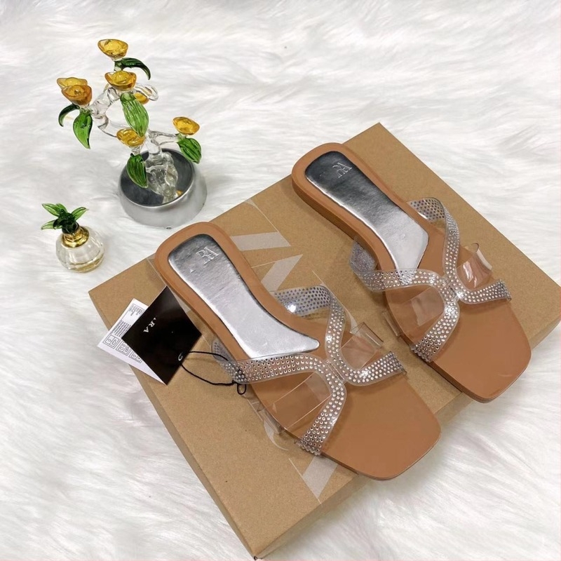 Egyrészes pántos slip-on szandál, felső rész műbőr, talp gumi; lélegző, gyorsan száradó, könnyű, csúszásmentes, strand- és otthoni viselet