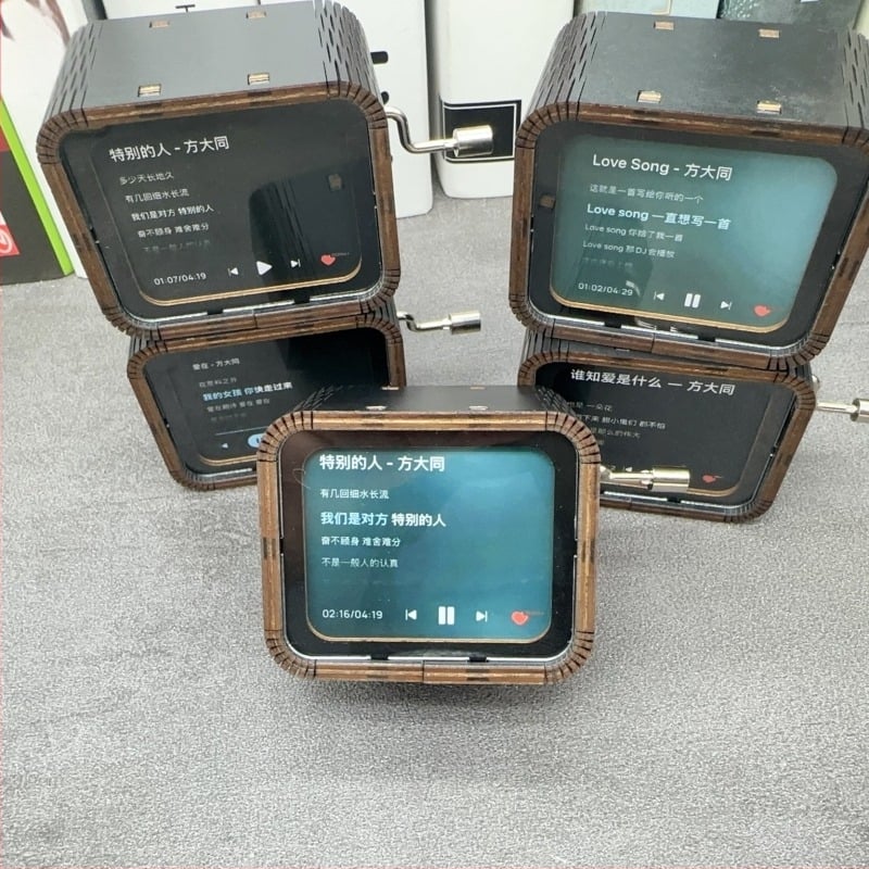 Fából készült kézzel tekerhető zenei doboz, nyolc hang, Basswood anyag, faragás és nyomtatás, személyre szabott feldolgozás, logónyomtatás elérhető