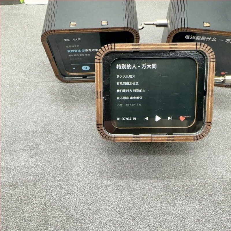 Fából készült kézzel tekerhető zenei doboz, nyolc hang, Basswood anyag, faragás és nyomtatás, személyre szabott feldolgozás, logónyomtatás elérhető