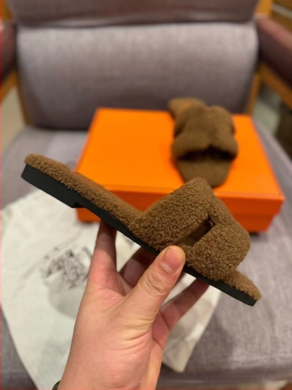 Mindennapi suede papucs juhbőrrel béléssel, gumírozott talppal, anti-slip, meleg, slip-on
