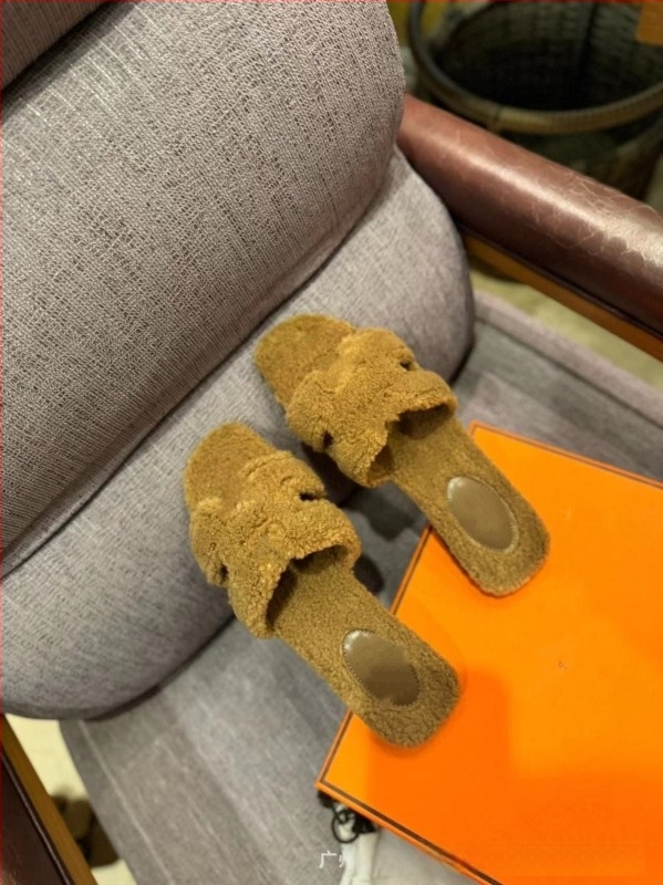 Mindennapi suede papucs juhbőrrel béléssel, gumírozott talppal, anti-slip, meleg, slip-on