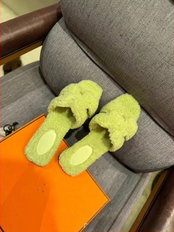 Mindennapi suede papucs juhbőrrel béléssel, gumírozott talppal, anti-slip, meleg, slip-on