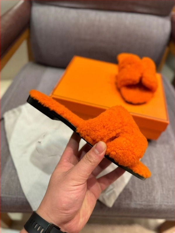 Mindennapi suede papucs juhbőrrel béléssel, gumírozott talppal, anti-slip, meleg, slip-on