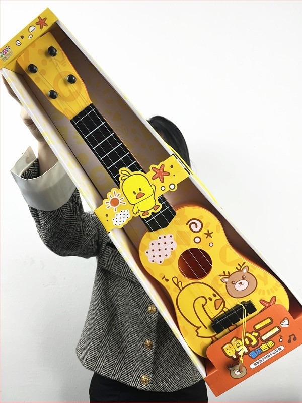 Gyerekeknek készült műanyag ukulele — oktatási hangszer interaktív fejlesztő funkciókkal, 7–14 éveseknek, csomagolás: színes doboz