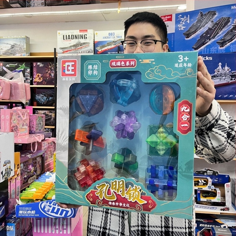 Átlátszó puzzle-zár műanyagból Luban mechanizmussal, 7–14 éveseknek, csomagolás: színes doboz.