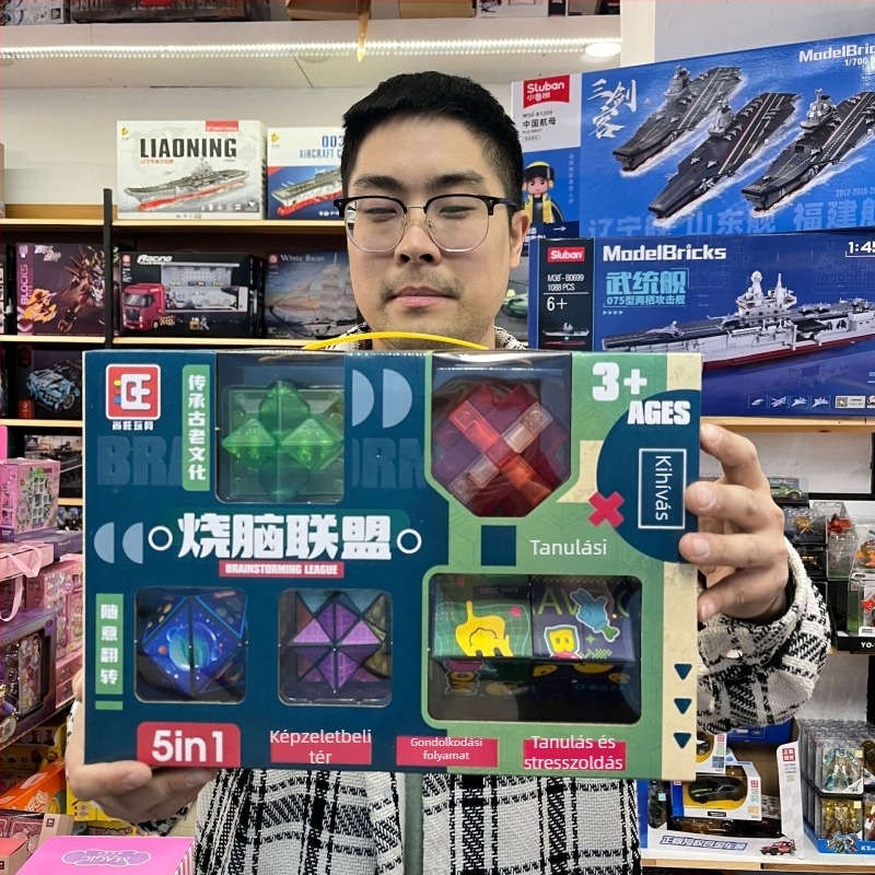 Átlátszó puzzle-zár műanyagból Luban mechanizmussal, 7–14 éveseknek, csomagolás: színes doboz.