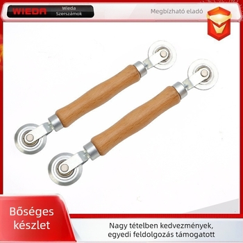 Ablak- és ajtókép­pernyőhöz készült eszköz bükkfa fogantyúval és fémből készült nyomókerékkel