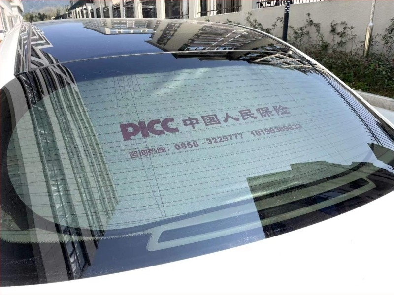 Autó napellenző ezüst bevonatú szövettel, teleszkópos rögzítés, univerzális modell, egyszerű stílus