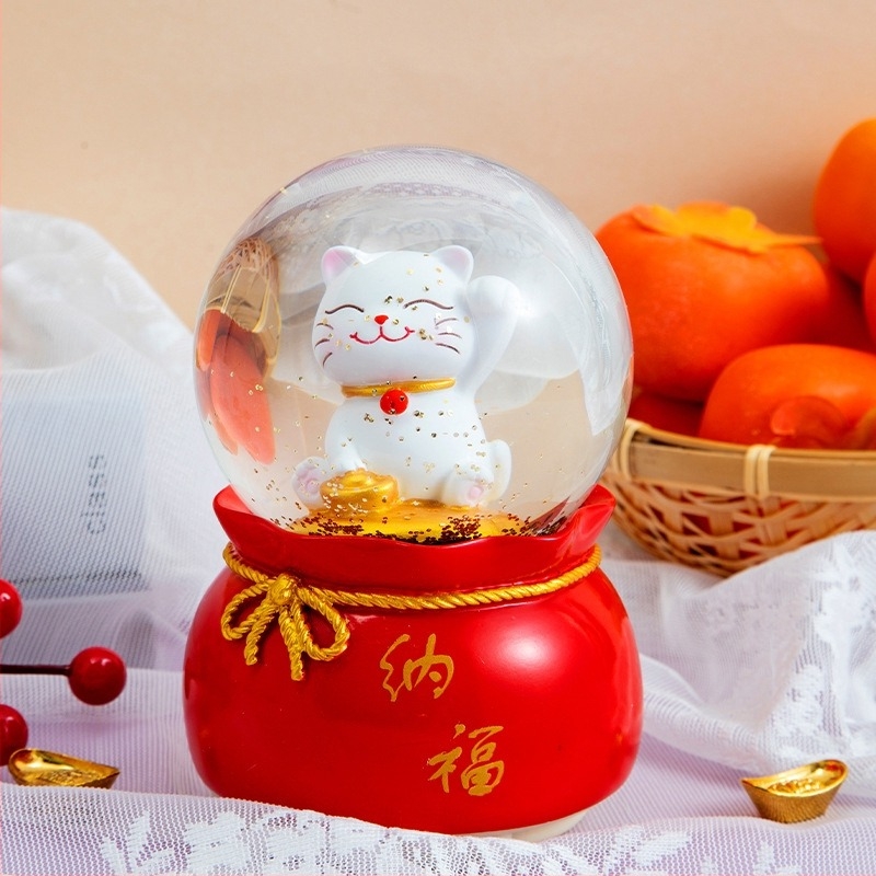 Zenei doboz kristálygömbbel — Szerencsemacska, új kínai stílus, kézzel festett gyanta és üveg, asztali ajándék