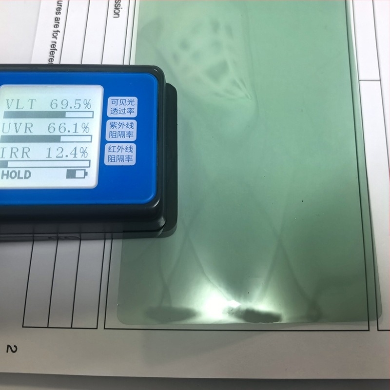 Autóablak fólia – HD élesség, PET 2 mil, 6–75% fényáteresztés, 85–99% hőszigetelés, 99% UV védelem, univerzális illeszkedés