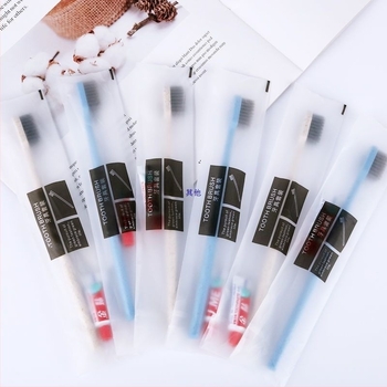 Egyszer használható fogkefe és fogkrém készlet bambuszszénnel készült puha sörtéjű, egyenként csomagolt, ideális szállodákban, vendégházakban és utazásokhoz