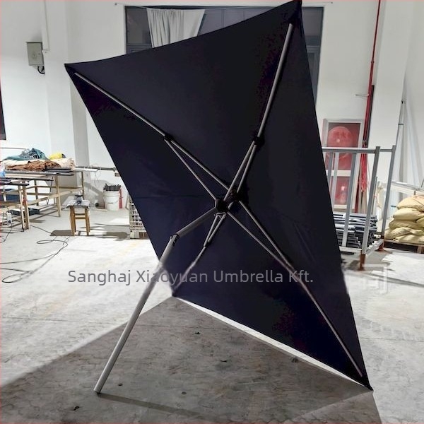 Összecsukható kerítés‑esernyő négy küllős vázzal, acél tengellyel, alumínium fogantyúval és poliészter vászonnal