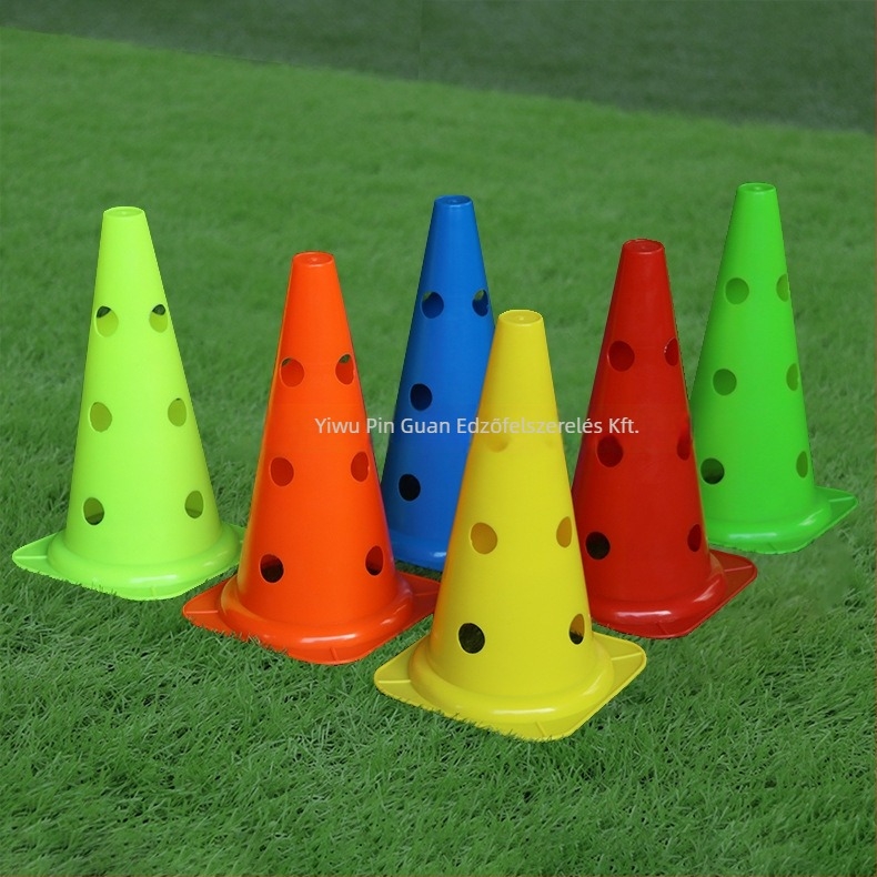 Futball-edzés segédeszközök - LDPE jelzővödrök lyukakkal és tunel-dizájnnal
