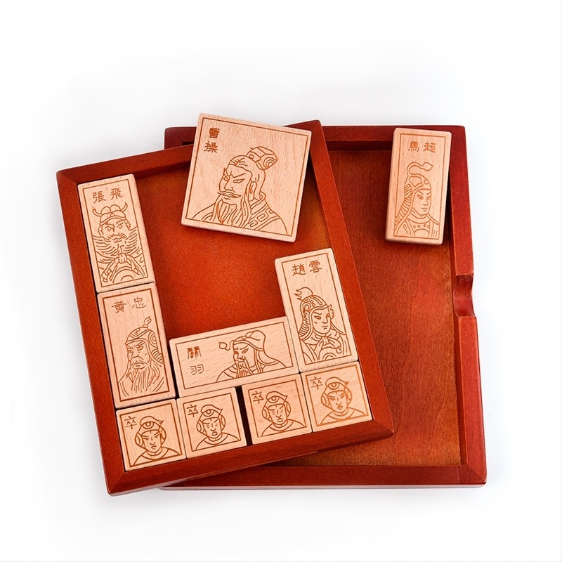 Fából készült síkpuzzle stresszoldáshoz: Three Kingdoms Huarong Road, csúszó puzzle, anyag: fa, korosztály 7–14 év, nehézség közepes