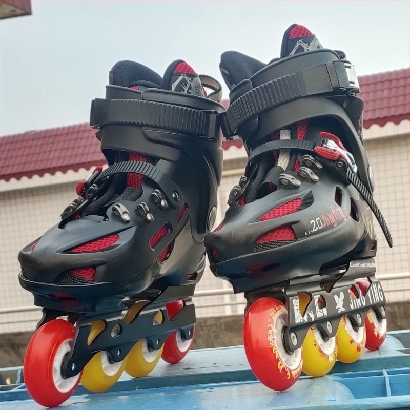 Inline korcsolyák PVC felsőrésszel, PU kerekekkel, tehénín ín talppal, egy sor kerékkel