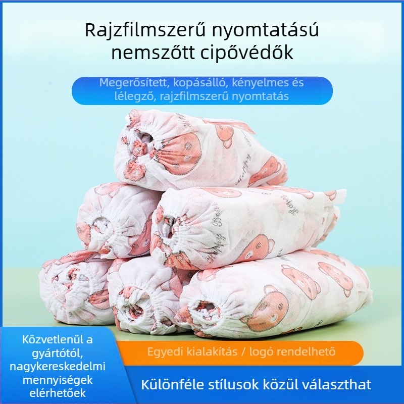 Rajzfilmszerű egyszer használatos cipővédő nyomtatott logóval, vastagított nemszövött anyag, beltéri csúszásmentes, kopásálló