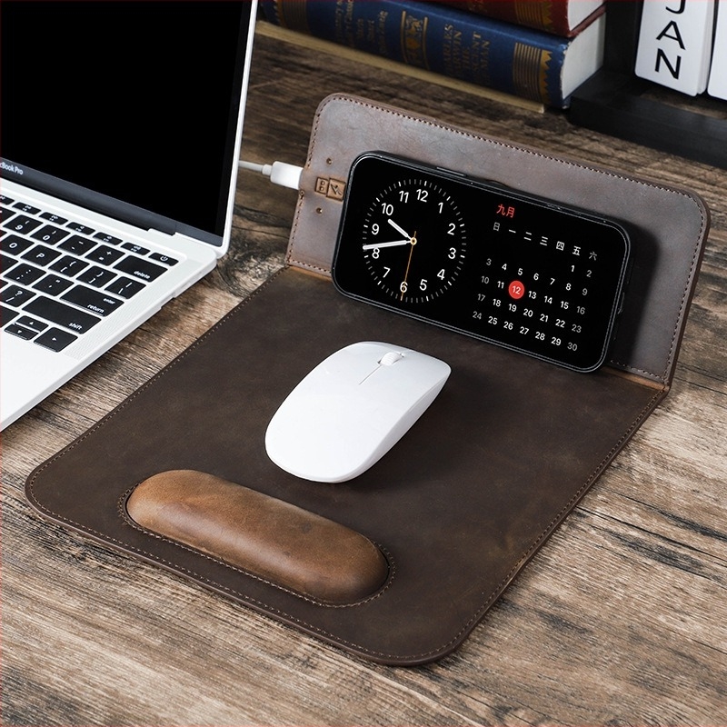 Valódi bőr csuklós egérpad, 15W mágneses vezeték nélküli töltéssel, ergonomikus támasz, vízálló, tartóval — Anyag: cortex; Feldolgozás: varrás; OEM