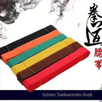 Karateöv hímzett felirattal - Egyszínű dizájn (Minta: egyszínű; Anyag: poliészter szál; Anyag összetétele: 100% poliészter; Belső: pamut keverék; Belső összetétel: 100%)