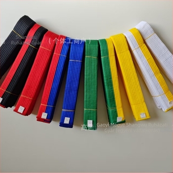 Karateöv hímzett felirattal - Egyszínű dizájn (Minta: egyszínű; Anyag: poliészter szál; Anyag összetétele: 100% poliészter; Belső: pamut keverék; Belső összetétel: 100%)