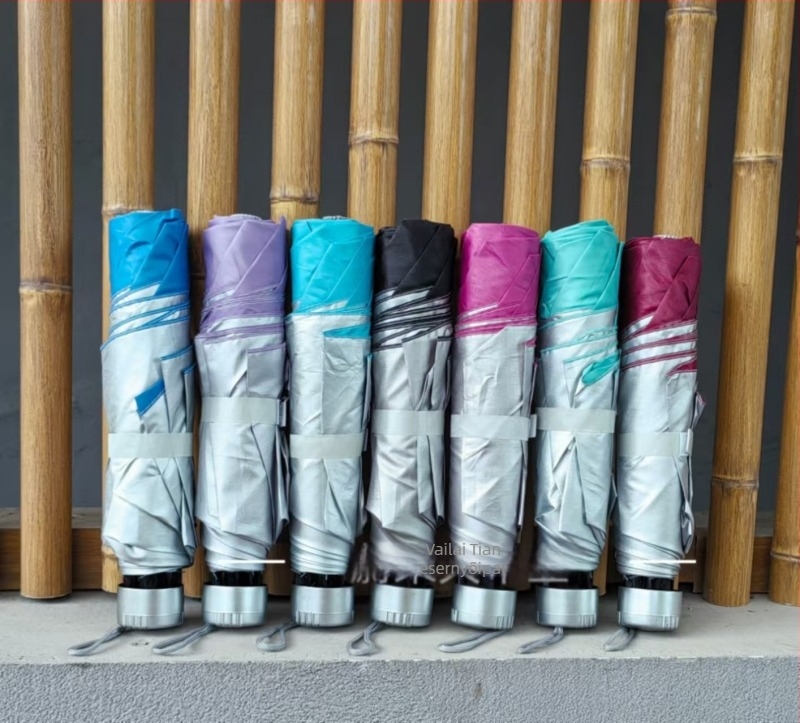 7 bordás, 3-ujjas vasvázú esernyő ezüst ragasztó bevonattal, poliészter 170T vászon, UPF >30, napsütéses és esős használatra, kézi nyitás-zárás, logónyomás lehetséges