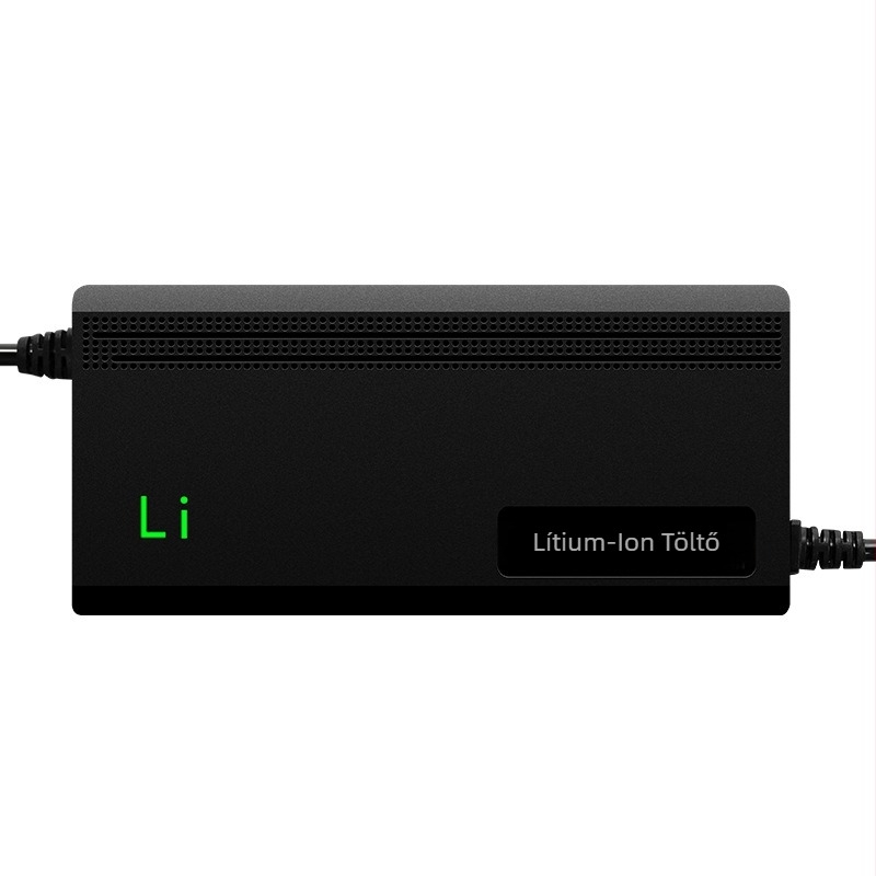 12V Li-ion akkumulátor töltő — kimenet 12,6V, töltési áramerősség 10A, bemenet 110–220V, CE tanúsítvány