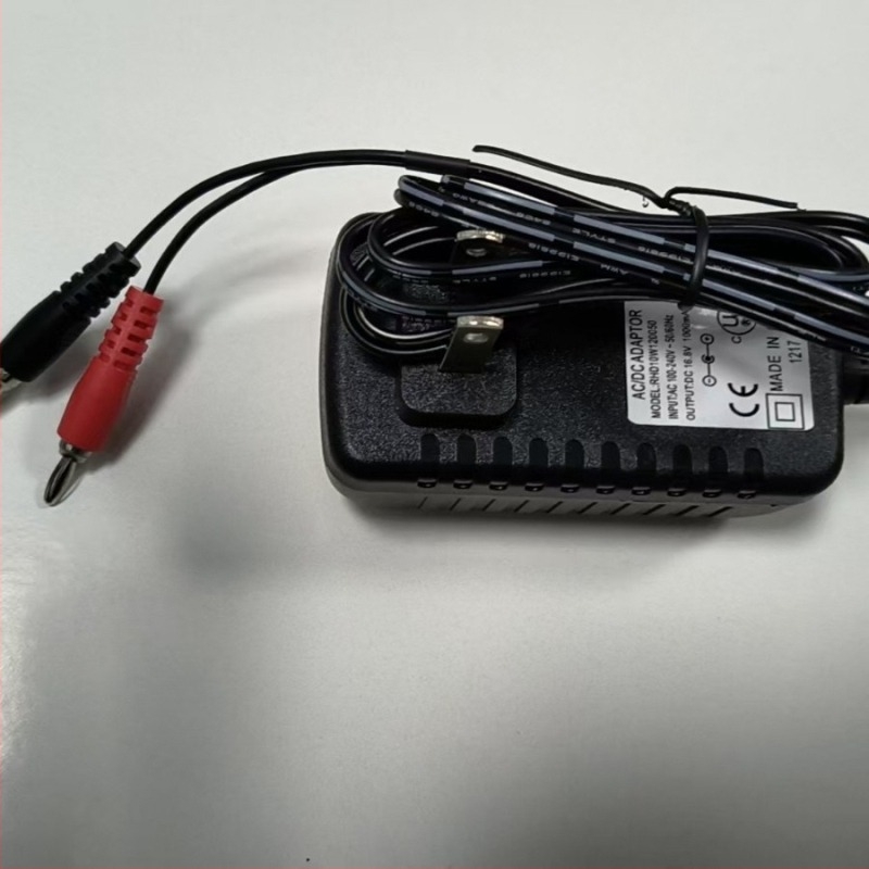 Robusz fejlámpa töltő, dupla fejű banáncsatlakozóval, 8.7V 650mAh, bemenet AC90-240V, kimenet DC8.4V 0.25A