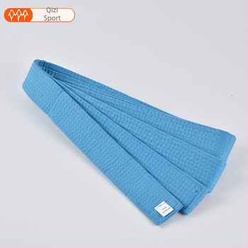 Taekwondo edzési öv hímzés opcióval, pamutból, felnőtteknek és gyerekeknek egyaránt alkalmas, 1-2 cm-es hibahatár.