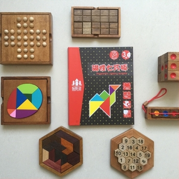 Fából készült fejtörő szabálytalan formájú elemekkel, csúszkáló rejtvény és tic-tac-toe-stílusú játék felnőtteknek