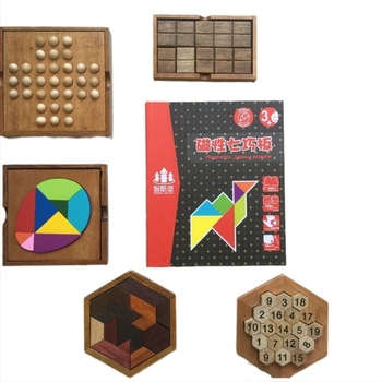 Fából készült fejtörő szabálytalan formájú elemekkel, csúszkáló rejtvény és tic-tac-toe-stílusú játék felnőtteknek