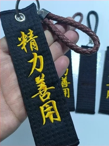 Taekwondo kulcstartó – bolyhos medál ruházati kiegészítőként, táskákhoz; (pamutkeverék anyag, 80% tartalom)