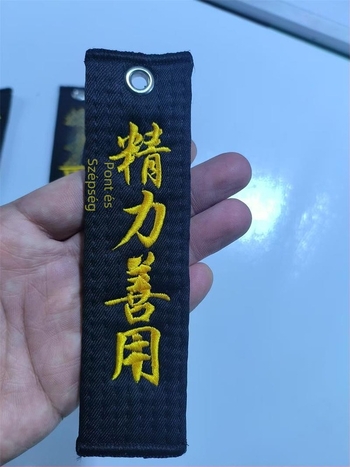 Taekwondo kulcstartó – bolyhos medál ruházati kiegészítőként, táskákhoz; (pamutkeverék anyag, 80% tartalom)