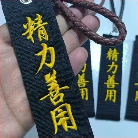 Taekwondo kulcstartó – bolyhos medál ruházati kiegészítőként, táskákhoz; (pamutkeverék anyag, 80% tartalom)