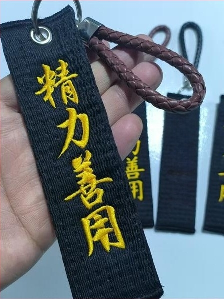 Taekwondo kulcstartó – bolyhos medál ruházati kiegészítőként, táskákhoz; (pamutkeverék anyag, 80% tartalom)