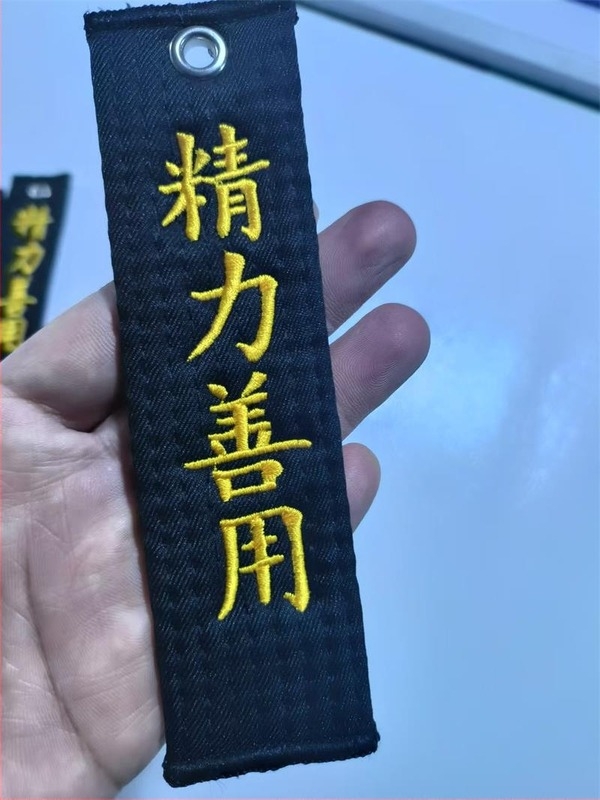 Taekwondo kulcstartó – bolyhos medál ruházati kiegészítőként, táskákhoz; (pamutkeverék anyag, 80% tartalom)