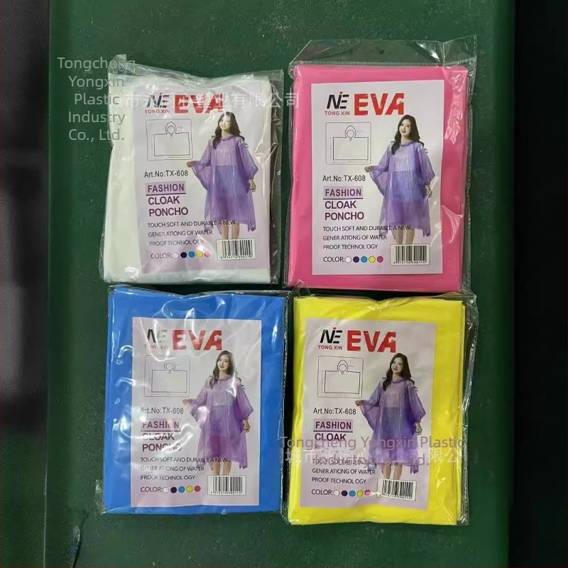 Négyszögletes PEVA esőponcsó EVA anyagból, kültéri túrákhoz és utazásokhoz; használható piknik matraként is.