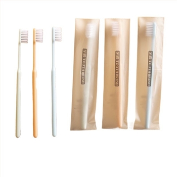 Egyszer használatos hotel/fogkészlet puha sörtéjű, műanyagból készült; nem biológiailag lebomló; 12 hónapos lejárati idővel