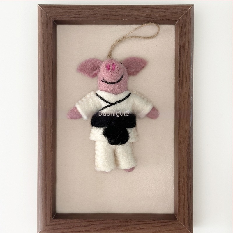 Kézműves gyapjúfilc medál, aranyos taekwondo malac figura, táska dísz és kulcstartó, autó dekoráció