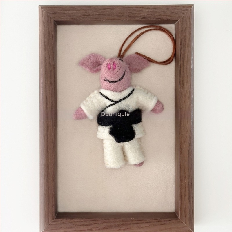 Kézműves gyapjúfilc medál, aranyos taekwondo malac figura, táska dísz és kulcstartó, autó dekoráció