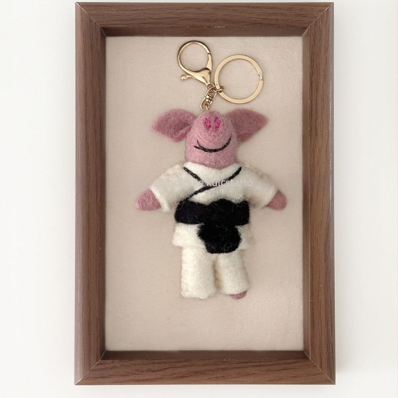 Kézműves gyapjúfilc medál, aranyos taekwondo malac figura, táska dísz és kulcstartó, autó dekoráció