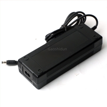 Goshton lítium akkumulátor töltő, 29.4V5A; bemenet AC100-240V; kimenet 29.4V5A; sorozat 29.4V; hűtés ventilátorral